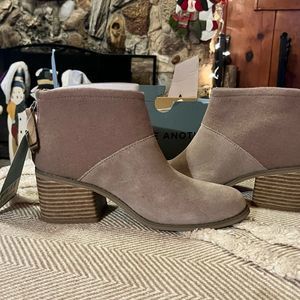 NWT Toms Womens Boots